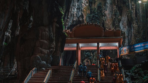 Quels sont les secrets pour une expédition de spéléologie dans les grottes de Lascaux, France : équipements et périodes ?